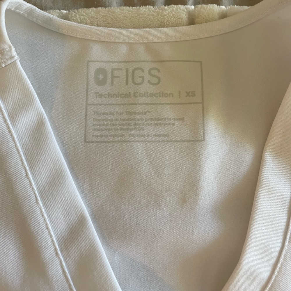 FIGS Casma Three-Pocket Scrub Top | XS